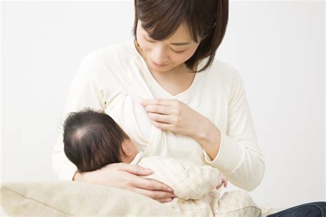 授乳 貧乳|胸の大きさに母乳の出る量は関係ある？ない？ 